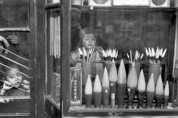Henri Cartier-Bresson - En Lui Chi Chang, la calle de las tiendas de antigüedades, el escaparate de un vendedor de pinceles.