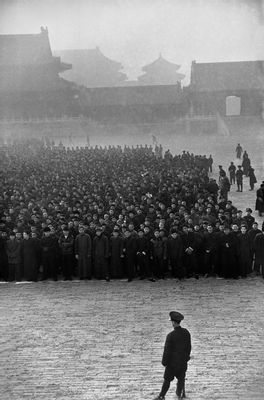 Henri Cartier-Bresson - In der Verbotenen Stadt stellen sich zehntausend Rekruten an, um eine neue nationalistische Armee zu bilden.