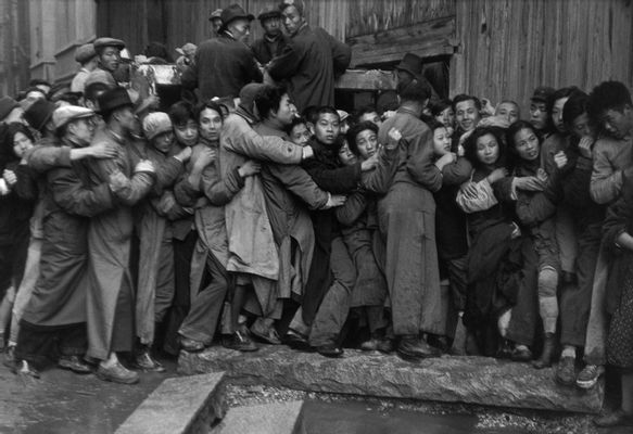 Henri Cartier-Bresson - Am Ende des Tages hoffen die Menschen in der Warteschlange immer noch, Gold kaufen zu können.