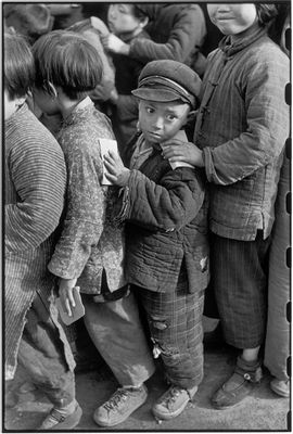Henri Cartier-Bresson - China Welfare, l'association caritative de Madame Sun Yat-sen : des enfants attendent la distribution de riz.