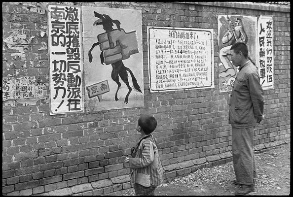 Henri Cartier-Bresson - In un manifesto dipinto a mano, il pugno comunista sopprime il cane nazionalista.