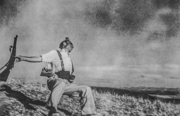Robert Capa - Death of a militiaman