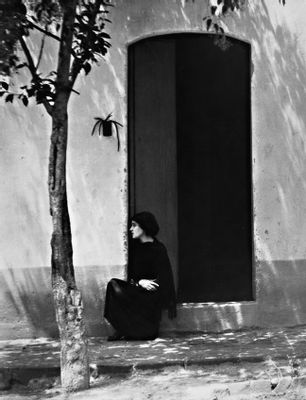 Edward Weston - Tina sulla porta di casa