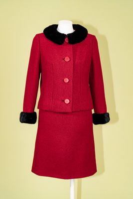 Giacca e gonna in lana shetland nel colore rosso