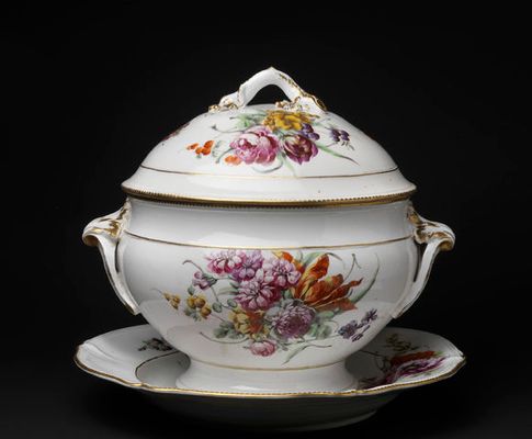 Tureen with plate