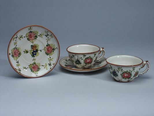 Servi en guise de thé, décor de nappe avec des roses