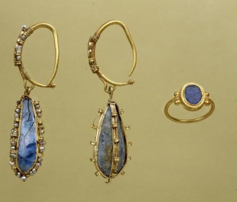 Pair of earrings and ring