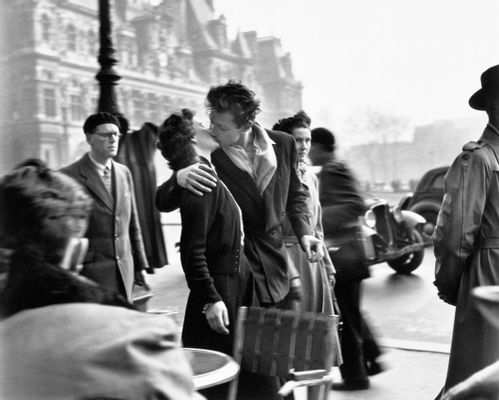 Robert Doisneau - The Kiss at the Hôtel de Ville, Paris