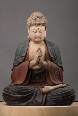 Buddha assiso a mani giunte