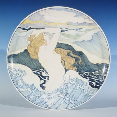 Galileo Chini - Assiette décorative avec une figure féminine dans les vagues