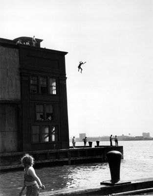 Ruth Orkin - Boys jumping into Hudson River