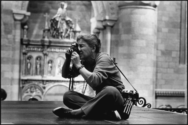 Eve Arnold on the set of ‘Becket’