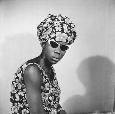 Malick Sidibé - La signorina Kadiatou Touré con i miei occhiali fumé
