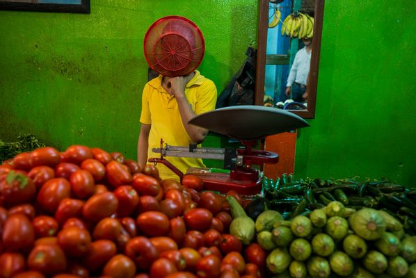 Alex Webb - Fruit and vegetable vendors