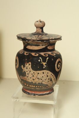 Apulian pitcher with lid of Lampas Painter