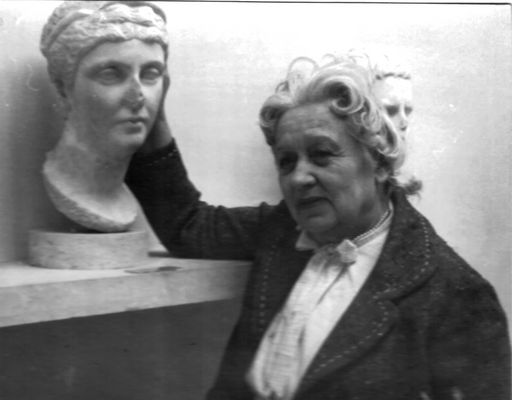 Raissa Calza together with the portrait of Faustina Maggiore