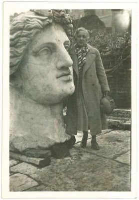 Raissa Calza with the colossal head of a female divinity from the Largo Torre Argentina area