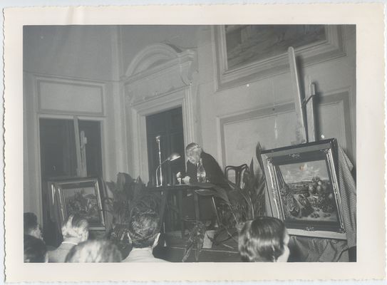 Giorgio de Chirico durante la conferenza tenuta all'Accademia del Ceppo