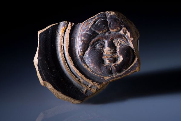 Medaglione di guttus a vernice nera con Gorgoneion dalla necropoli brettia di contrada Moio