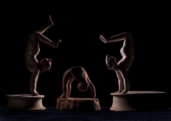 Tre terracotte policrome raffiguranti acrobate