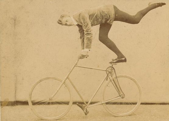 Giuseppe Zaccaria - Acróbata en la cuerda floja sobre una bicicleta
