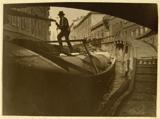 Gerardo Colombi - Tránsito de un barco en el canal para el transporte de papel al Corriere della Sera en Milán