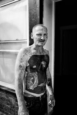 Paolo Pellegrin - A tattooed man in Northeast Rochester