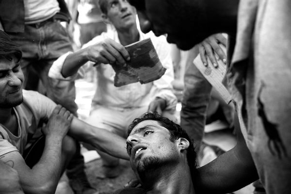 Paolo Pellegrin - Due to the long hours of wait in extreme heat and the general exhaustion refugees sometimes collapse and faint