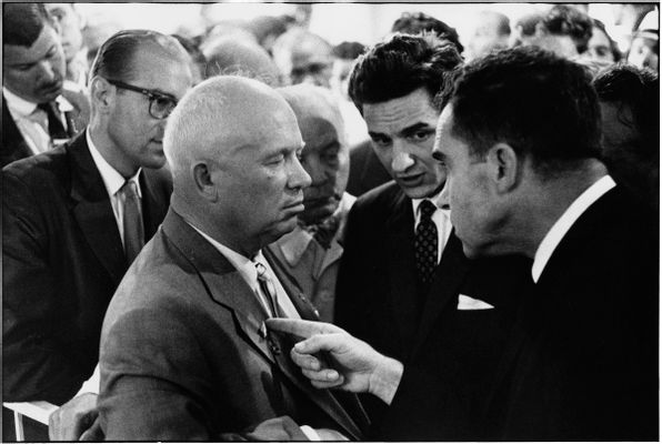 Elliott Erwitt - Nikita Khrushchev e Richard Nixon