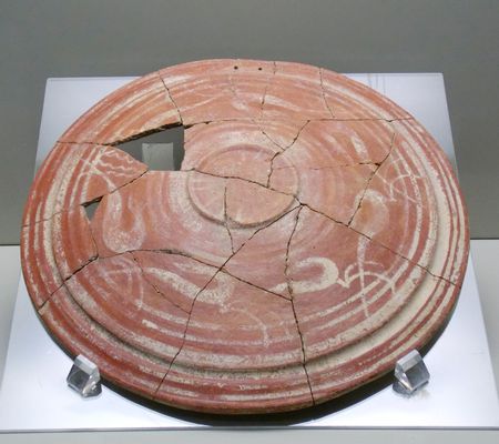 Plate decorated with heron motif