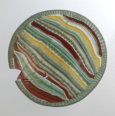 Plate decorated with ribbons and nets