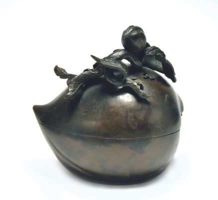 Incense burner in the shape of a peach