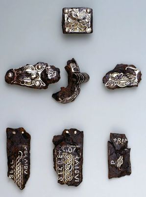 Belt seals with inscriptions