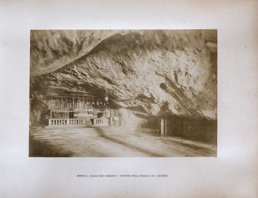 Die Höhle von San Michele am Monte S. Angelo auf dem Gargano