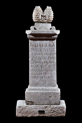 Altar funerario de la pequeña libertad Giulia Grafide que le dedicó el augusto seviro Quinto Giulio Alessandro y Vaccia Giustina
