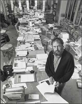 Fredo Meyer-Henn - Harald Szeemann in seinem Büro und Archiv der Pink Factory