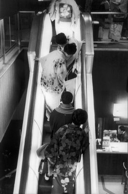 Paolo Di Paolo - Geishas on the escalator