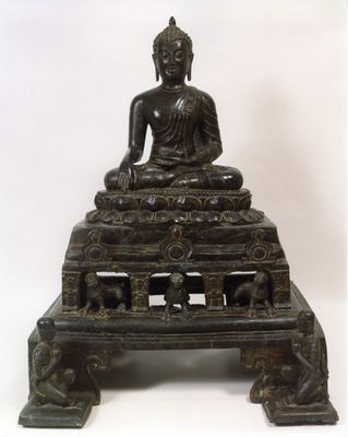 Buda Shakyamuni en el trono de los leones