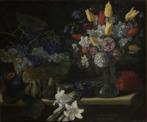 Bodegón con una cesta de uvas, un jarrón de flores, higos y lirios