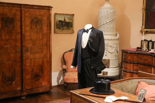 Kleid und Accessoires, die dem Grafen Francesco Coronini Cronberg gehörten
