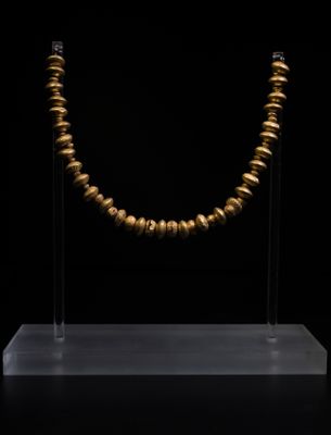 Grani di collana in oro di forma lenticolare dalla tomba 604