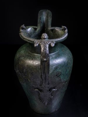 Brocca a becco (schnabelkanne) di tipo etrusco con manico configurato, attacco a palmette e leoncini applicati, dalla tomba 1