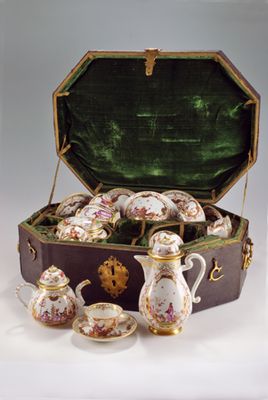 Travel set decorated with chinoiserie