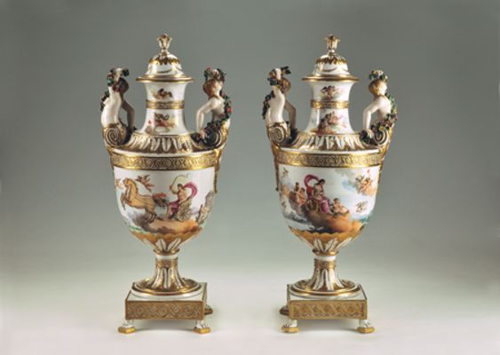  Coppia di vasi decorativi ornati con soggetti neoclassici