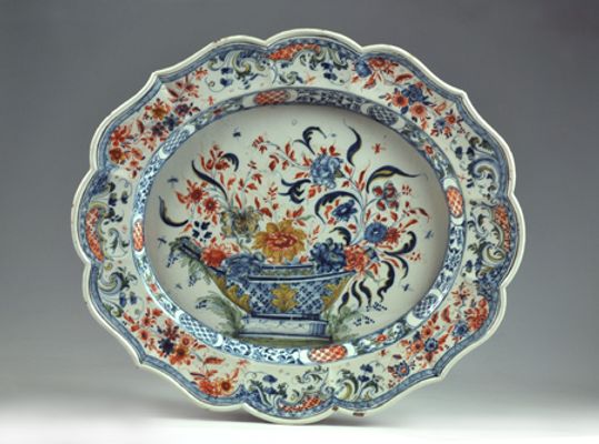 Grande piatto ovale decorato con cesta di fiori