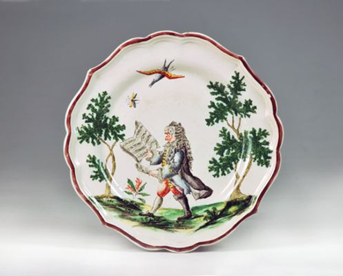 Round plate decorated with a wig singer