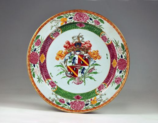 Grande piatto decorato “all’uso di porcellana” Famiglia Rosa con stemma Olivera