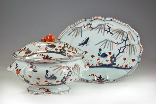 Tureen with presentation decorated with the Imari motif, known as "ostrich"