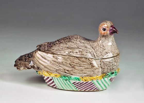 Container in the shape of a partridge