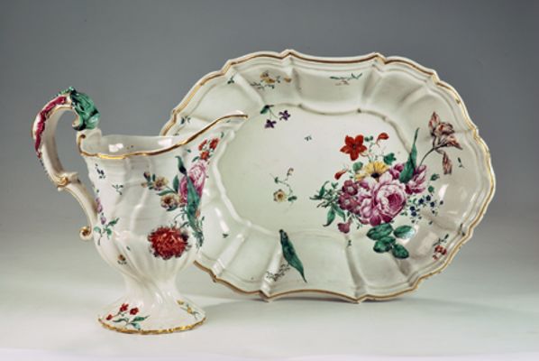 Pourer and basin decorated with bouquets of naturalistic flowers